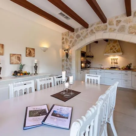 Holiday home Wellnatura Mit Sauna, Kamine, Badewanne Arta