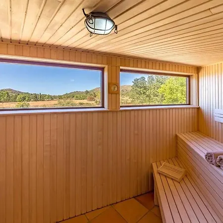 Holiday home Wellnatura Mit Sauna, Kamine, Badewanne Arta