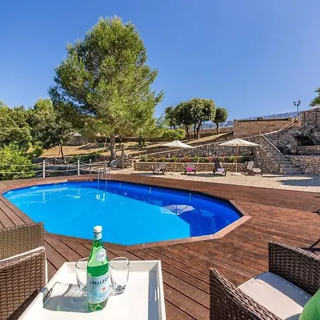 Holiday home Wellnatura Mit Sauna, Kamine, Badewanne Arta