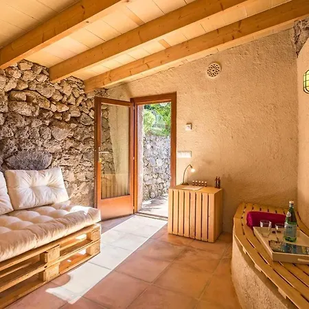 Wellnatura Mit Sauna, Kamine, Badewanne Arta